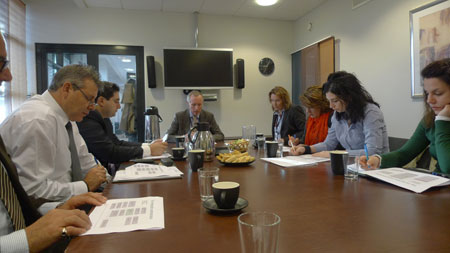 Participants sitting around meetingtable.